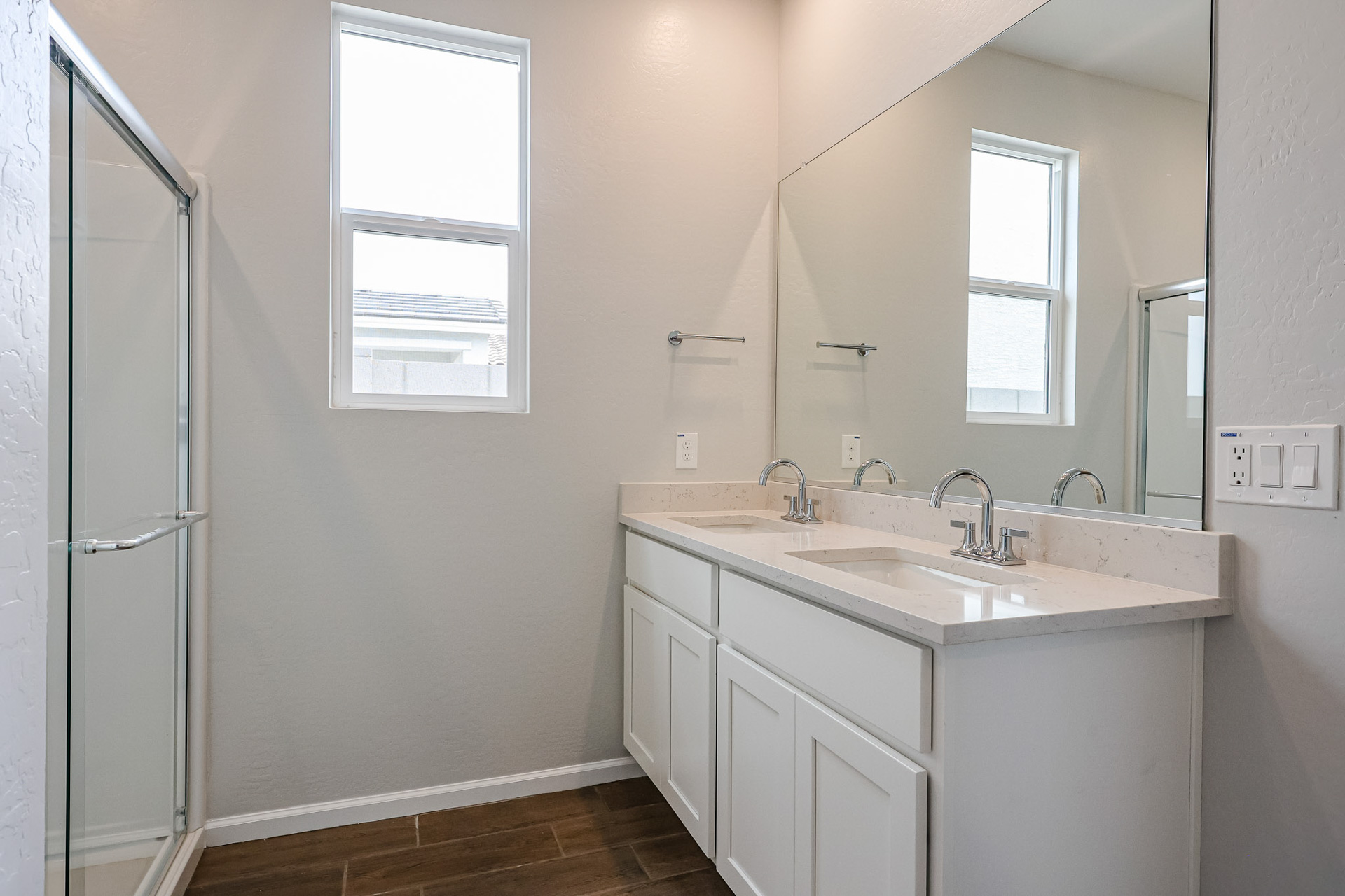 A bathroom with a sink and a mirror.