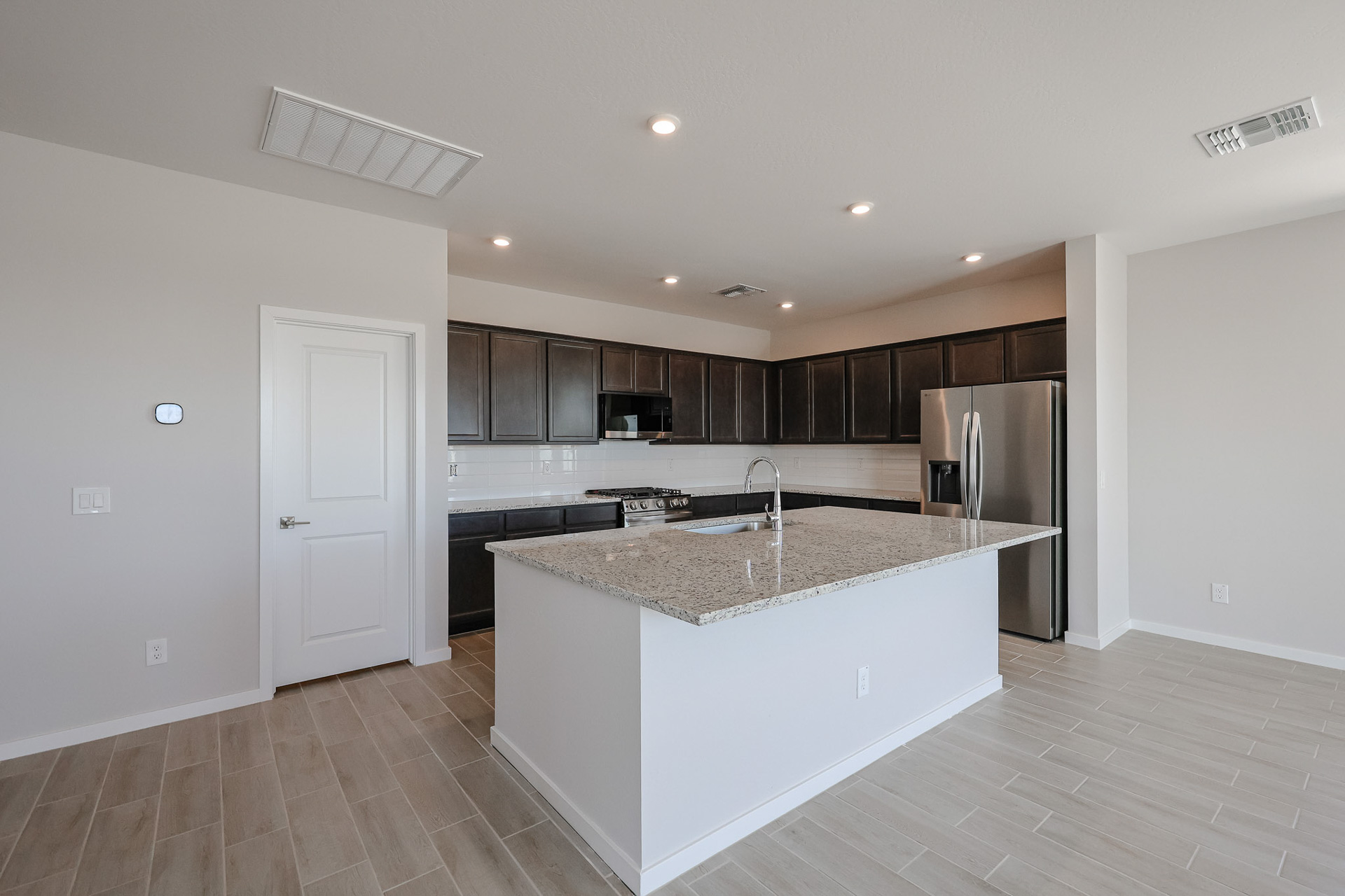 A kitchen with a marble counter top.
