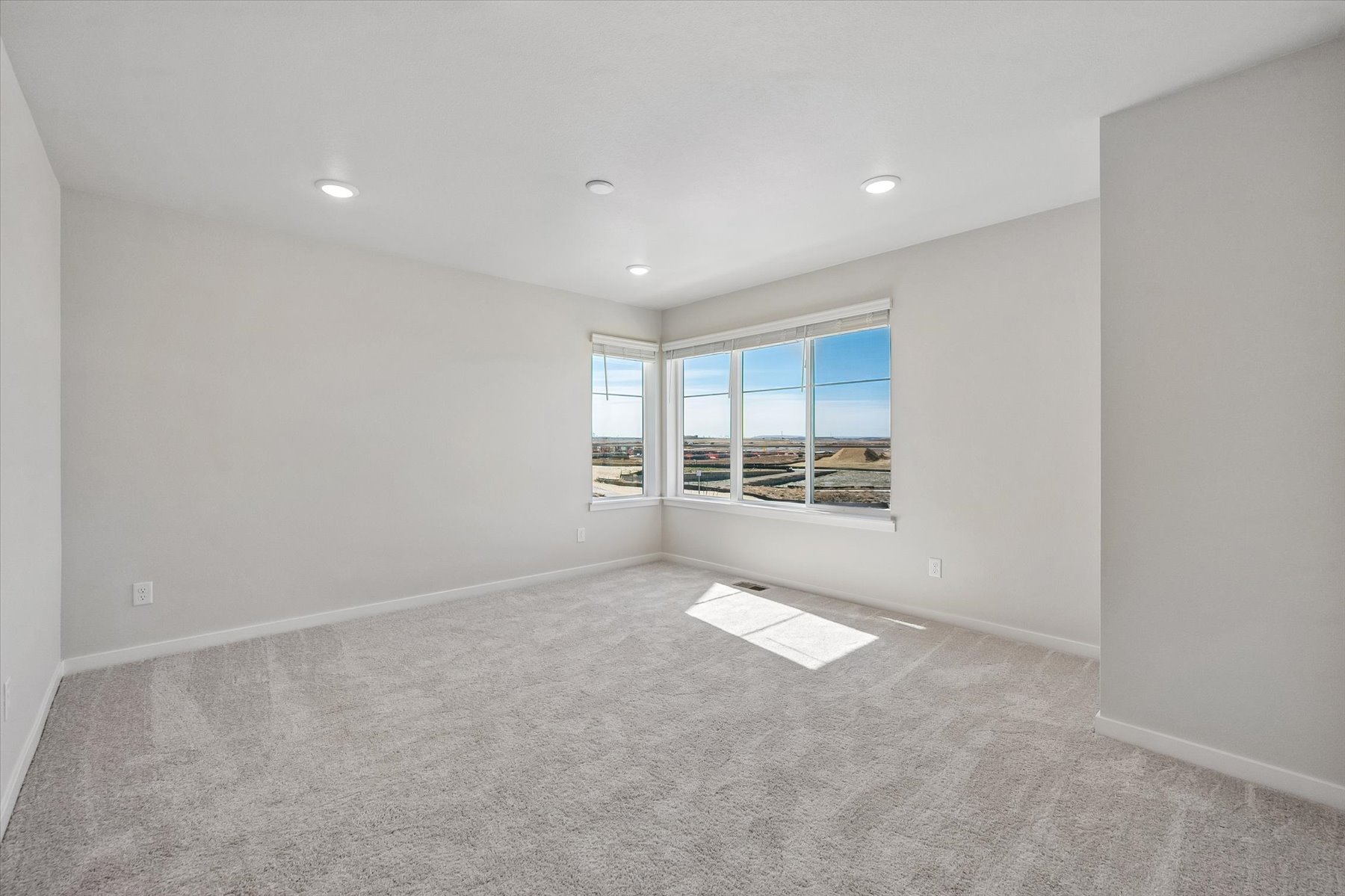 A room with a window and a rug in it.