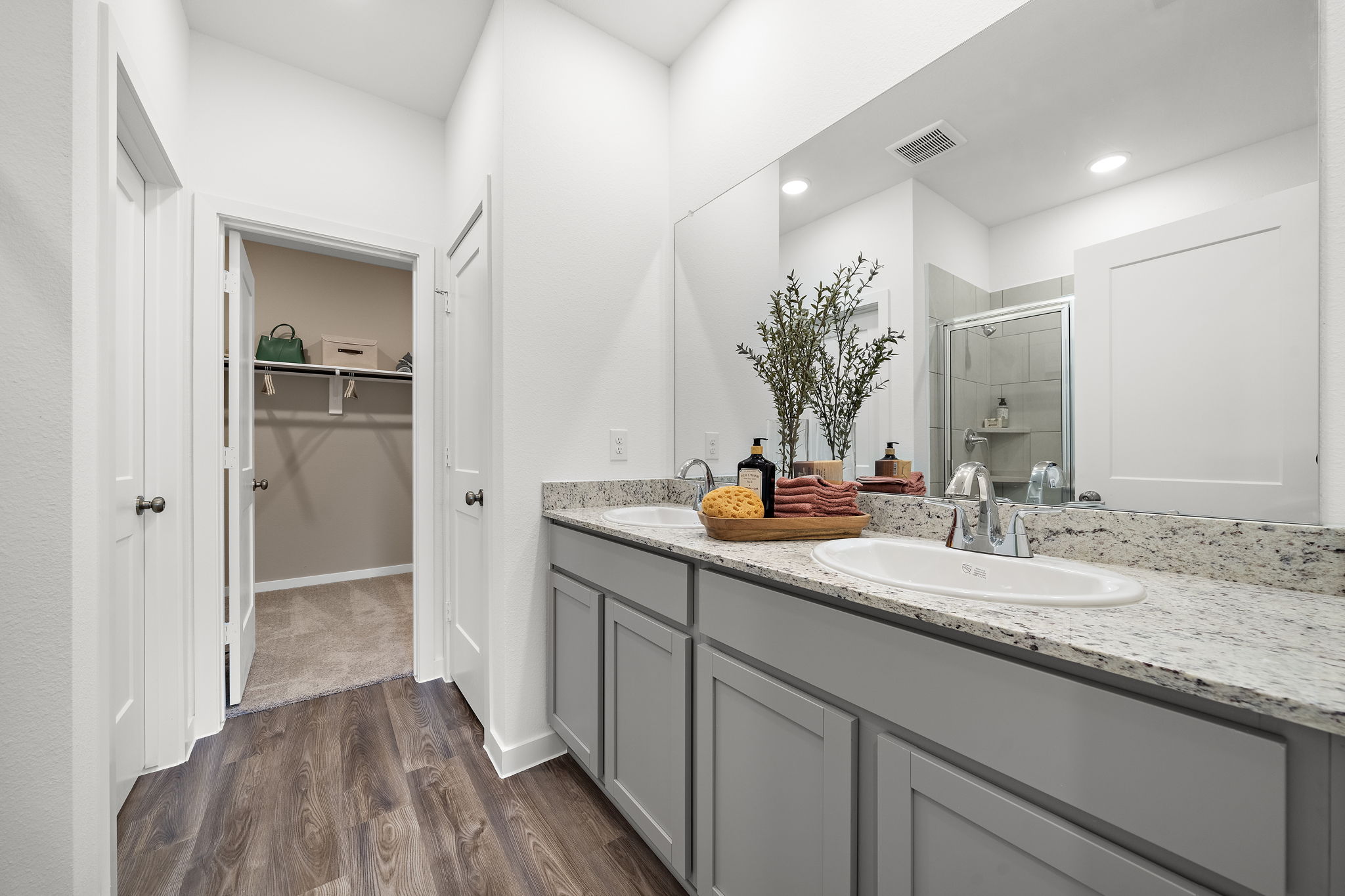 A bathroom with a sink and a mirror.