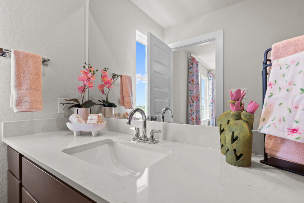 A bathroom with a sink and a mirror.